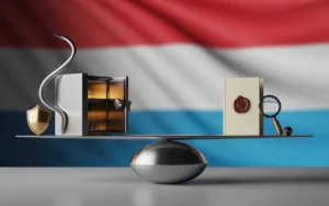 Vignette 16:9 premium finance montrant une balance métal brossé opposant avantages et limites de l’assurance‑vie luxembourgeoise, avec bouclier, coffre‑fort et courbe ascendante vs dossier scellé, loupe et poids, fond abstrait aux couleurs du Luxembourg — BMPA